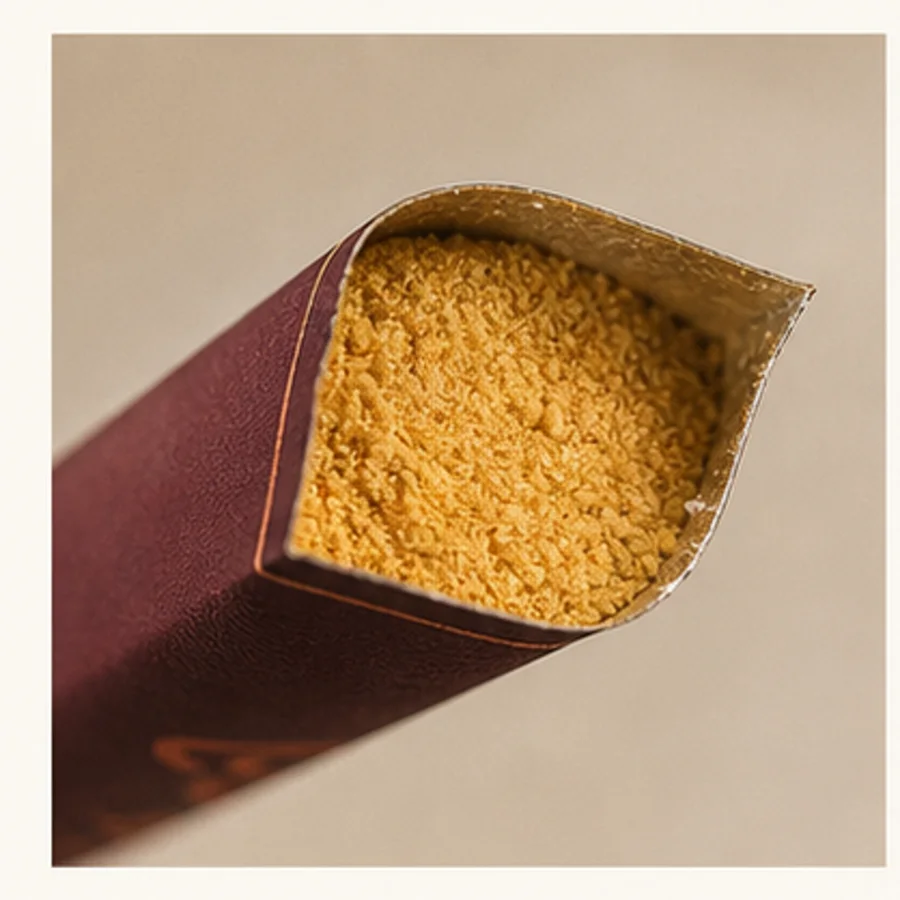 مقطع قريب لعود هدوء دافية المحكم والمسحوق داخله